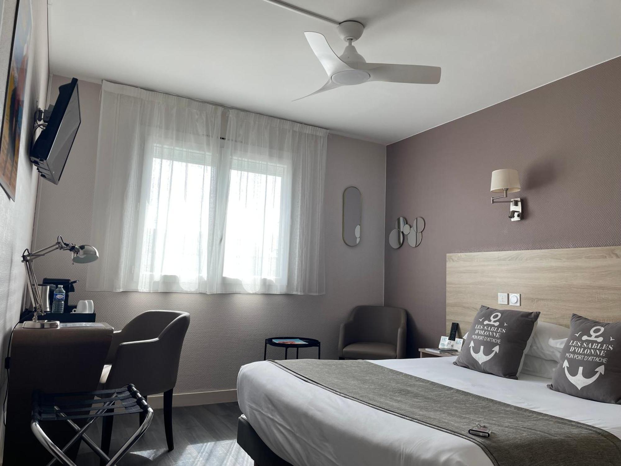 Cit'Hotel Le Chene Vert レ・サ​​ーブル・ドロンヌ エクステリア 写真