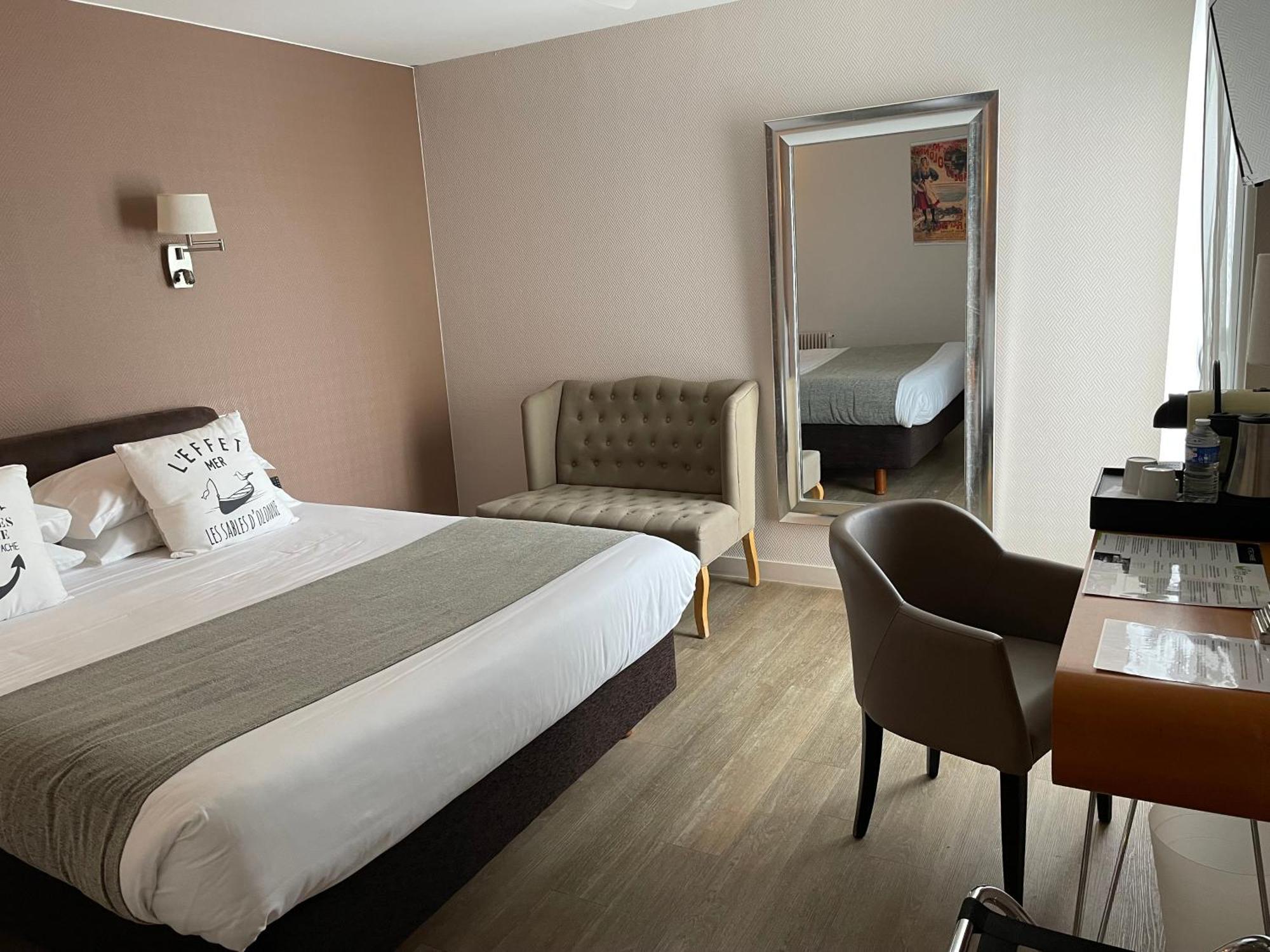 Cit'Hotel Le Chene Vert レ・サ​​ーブル・ドロンヌ エクステリア 写真
