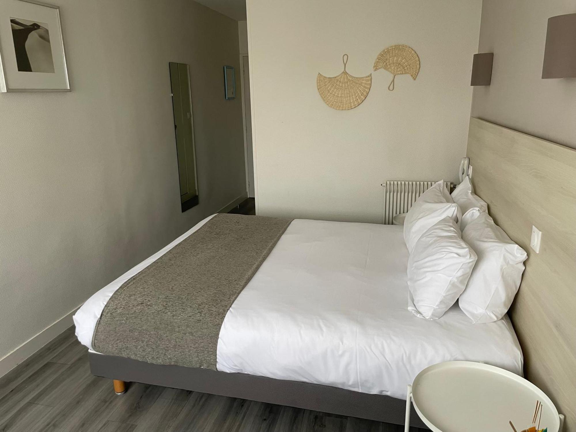Cit'Hotel Le Chene Vert レ・サ​​ーブル・ドロンヌ エクステリア 写真